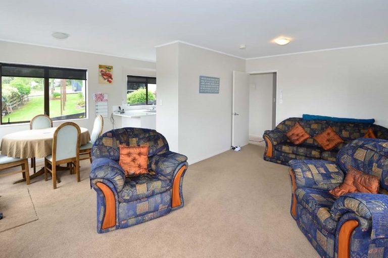 Photo of property in 14 Royalty Rise, Red Beach, 0932