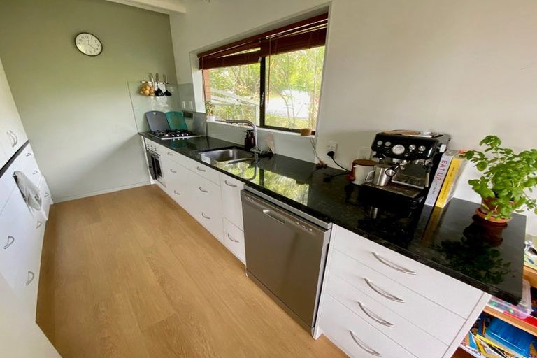 Photo of property in 1/42 Pokapu Street, Titirangi, Auckland, 0600