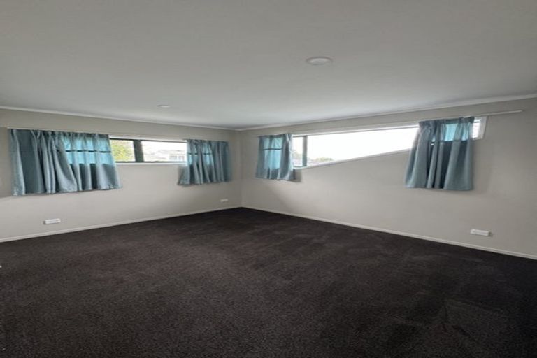 Photo of property in 302 Wairau Road, Glenfield, Auckland, 0629