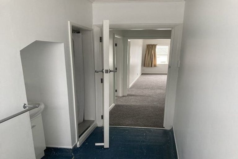 Photo of property in 87 Queens Drive, Lyall Bay, Wellington, 6022