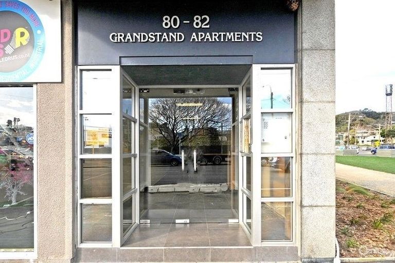 Photo of property in Grandstand Apartments, 37/80u Kent Terrace, Mount Victoria, Wellington, 6011
