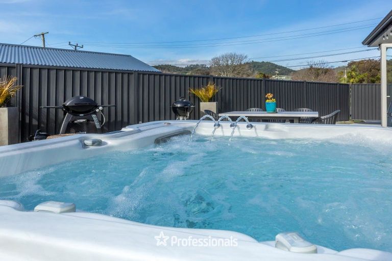 Photo of property in 2 Chalfont Road, Silverstream, Upper Hutt, 5019