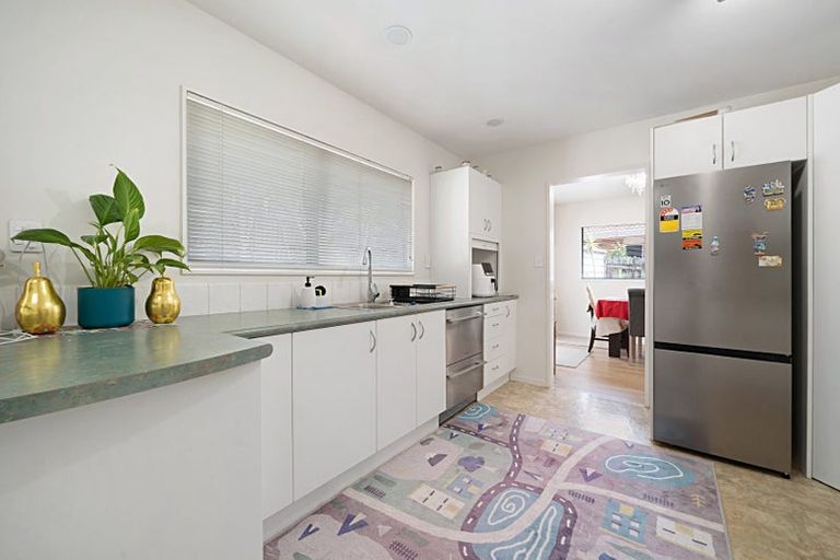 Photo of property in 4 San Ambrosio Rise, Henderson, Auckland, 0612
