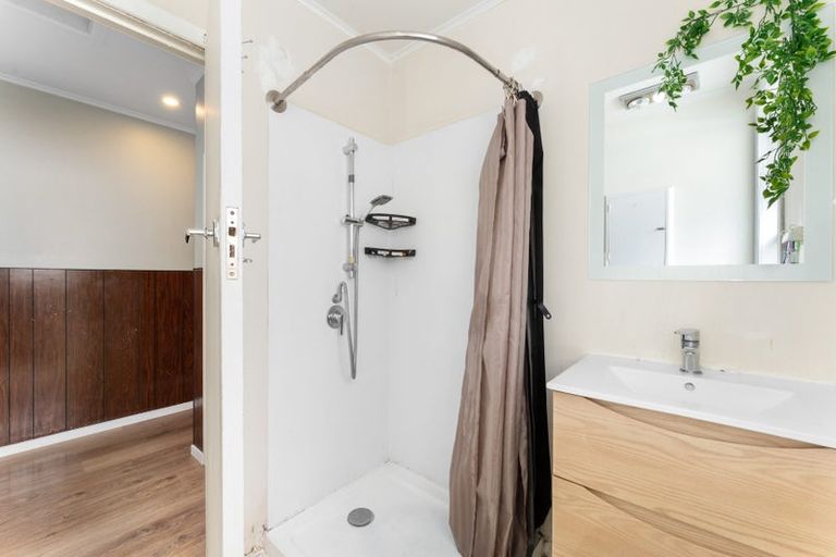 Photo of property in 8a Harrington Road, Henderson, Auckland, 0610