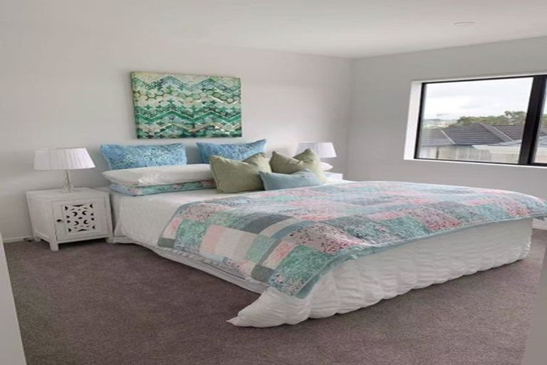 Photo of property in 142a Luckens Road, West Harbour, Auckland, 0618