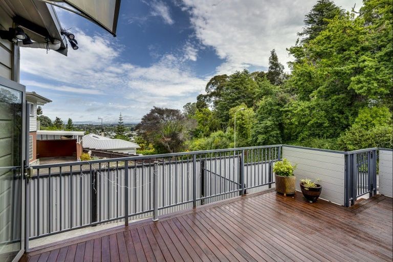 Photo of property in 49 Chaucer Road, Hospital Hill, Napier, 4110