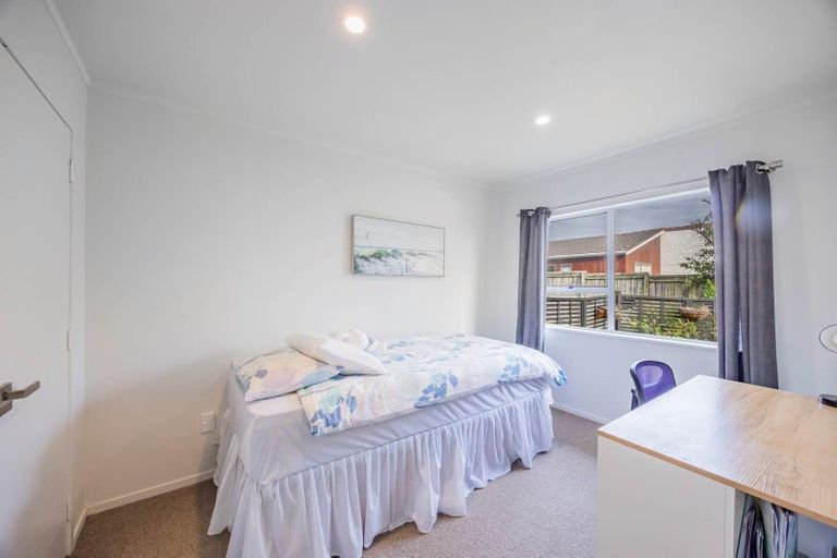 Photo of property in 1/307a Wairau Road, Totara Vale, Auckland, 0627