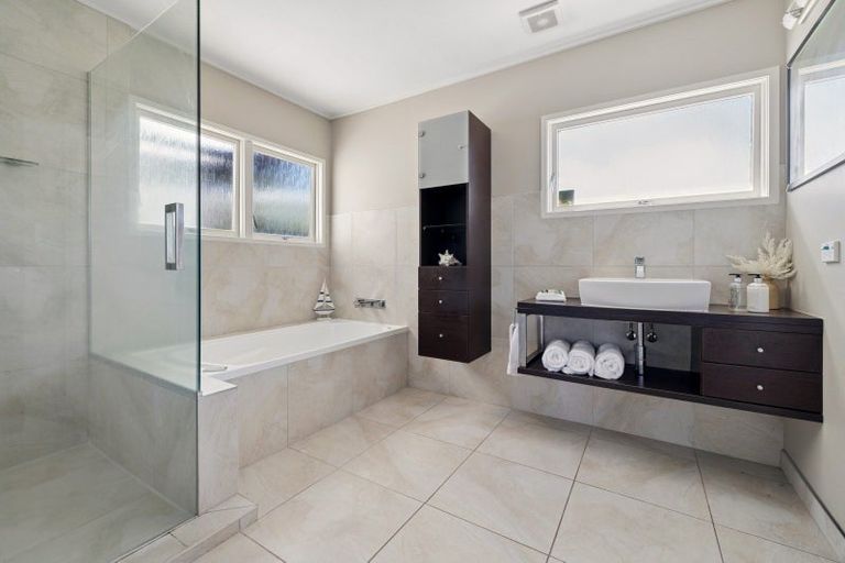 Photo of property in 13 Carlisle Road, Torbay, Auckland, 0630