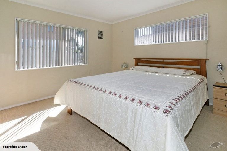 Photo of property in 17 Jubaea Place, Henderson, Auckland, 0610