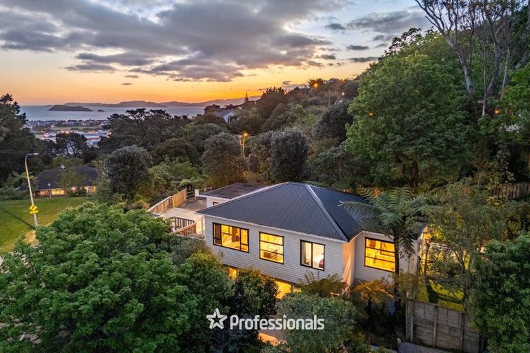 Photo of property in 24 Miromiro Road, Normandale, Lower Hutt, 5010
