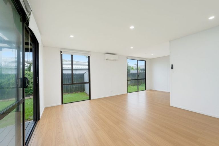 Photo of property in 2/16 Cameron Place, Ranui, Auckland, 0612