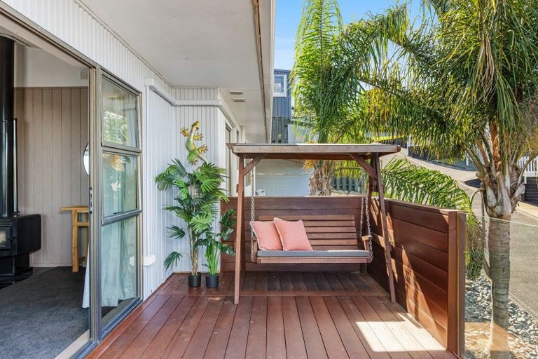 Photo of property in 8a Orewa Heights Crescent, Orewa, 0931