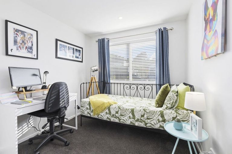 Photo of property in 2 Promontory Crescent, Newlands, Wellington, 6037