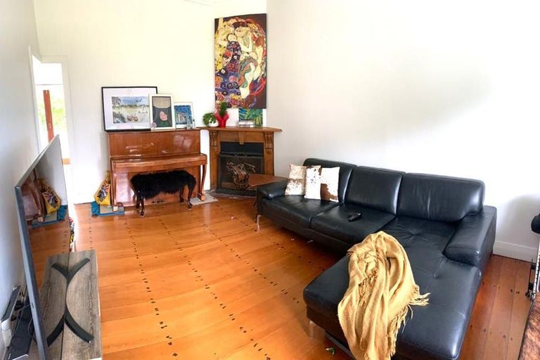 Photo of property in 27 Islington Avenue, New Lynn, Auckland, 0600