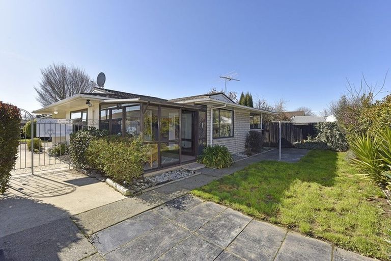 Photo of property in 2/23 Broadfell Avenue, Avonhead, Christchurch, 8042