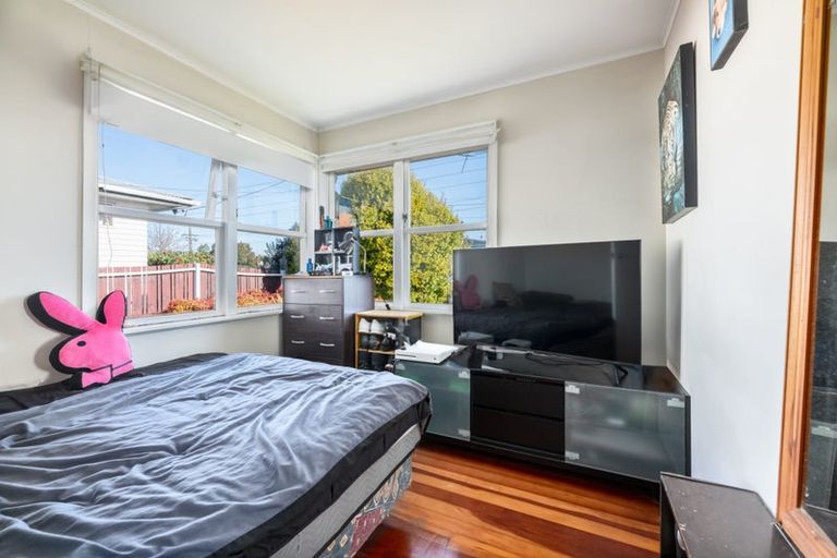 Photo of property in 18 Huruhuru Road, Massey, Auckland, 0614