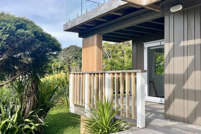 Photo of property in 15 Piha Road, Piha, New Lynn, 0772