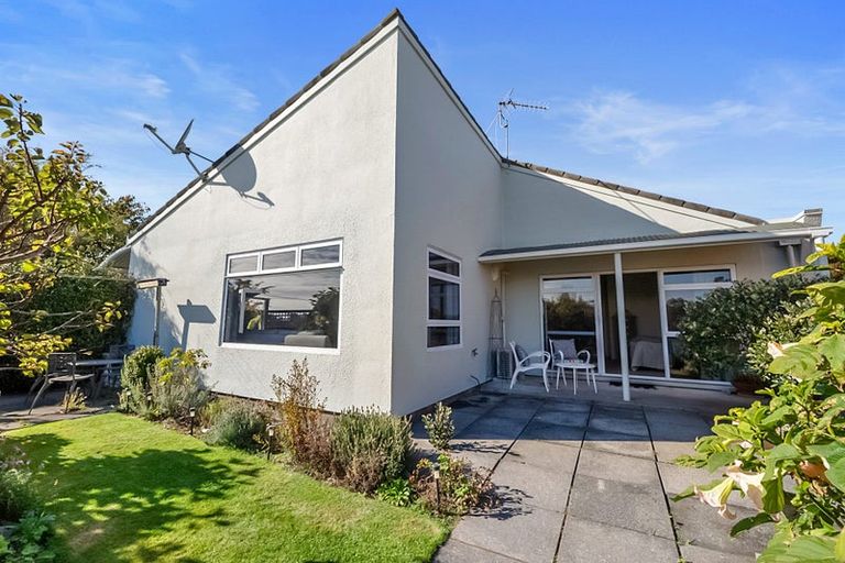 Photo of property in 14 Del Mar Place, Merrilands, New Plymouth, 4312