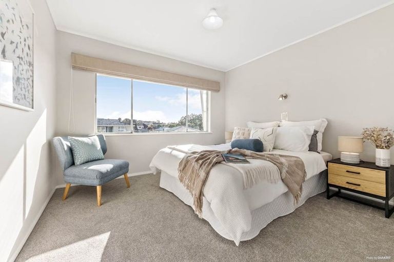 Photo of property in 1/49 Manhattan Heights, Glendene, Auckland, 0602