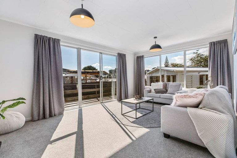 Photo of property in 8 Carbery Place, Manurewa, Auckland, 2102