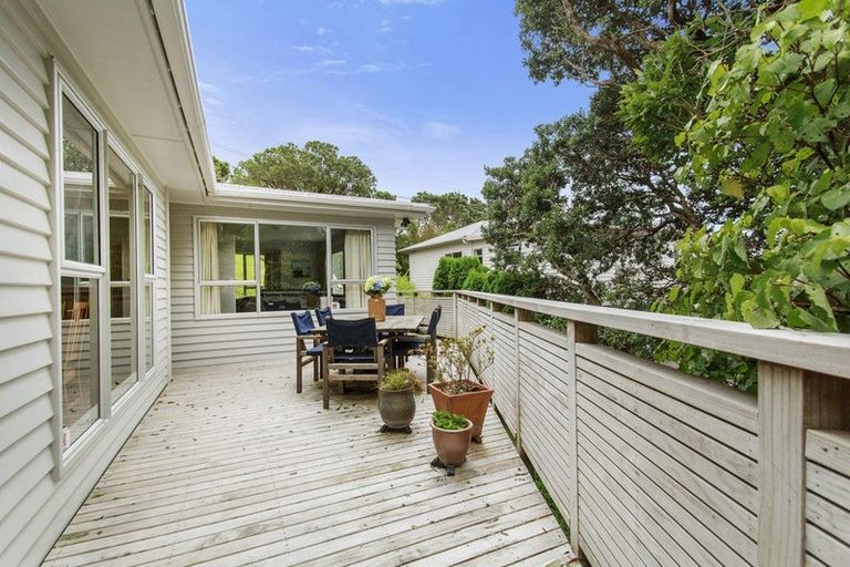 Photo of property in 27 Hampton Hill Road, Tawa, Wellington, 5028