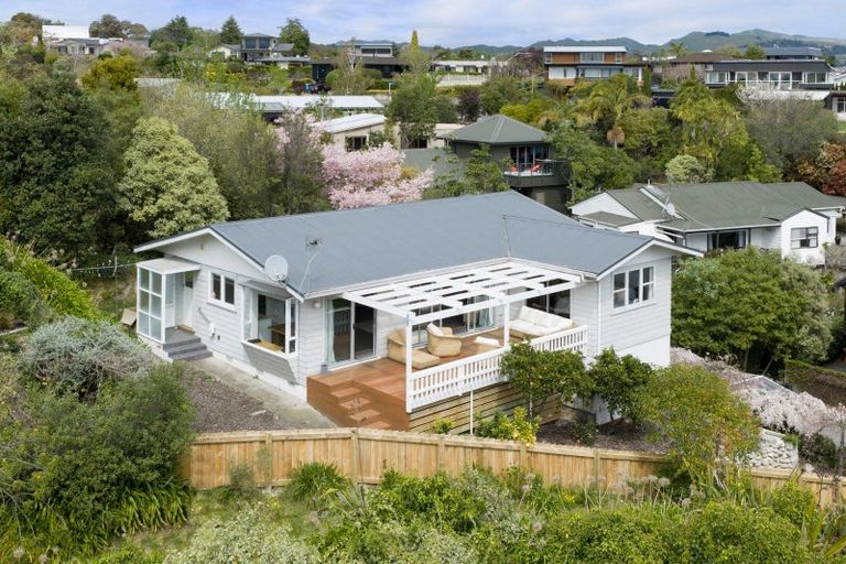 Photo of property in 11 Busby Hill, Havelock North, 4130