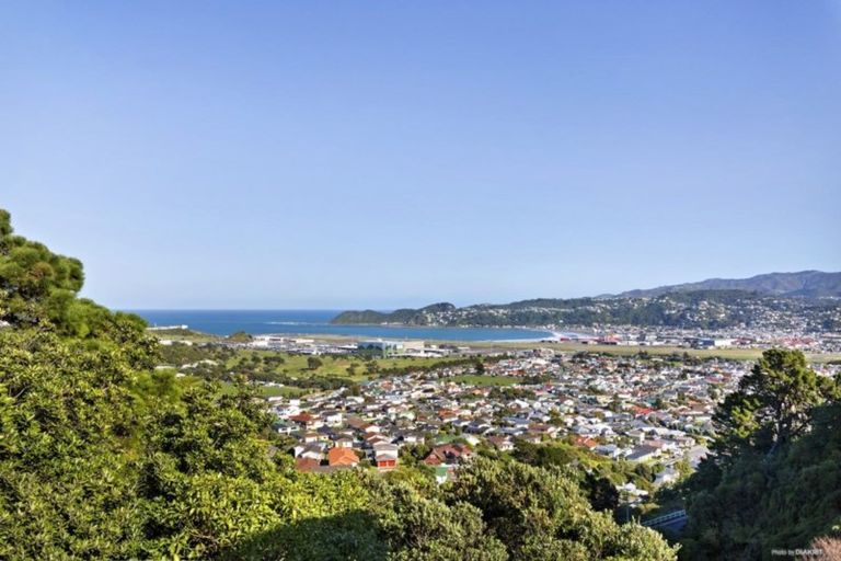 Photo of property in 5 Inverell Way, Seatoun, Wellington, 6022