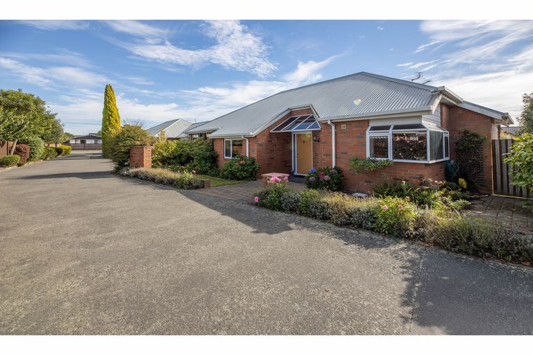 Photo of property in 2 Pentavon Lane, Avonhead, Christchurch, 8042