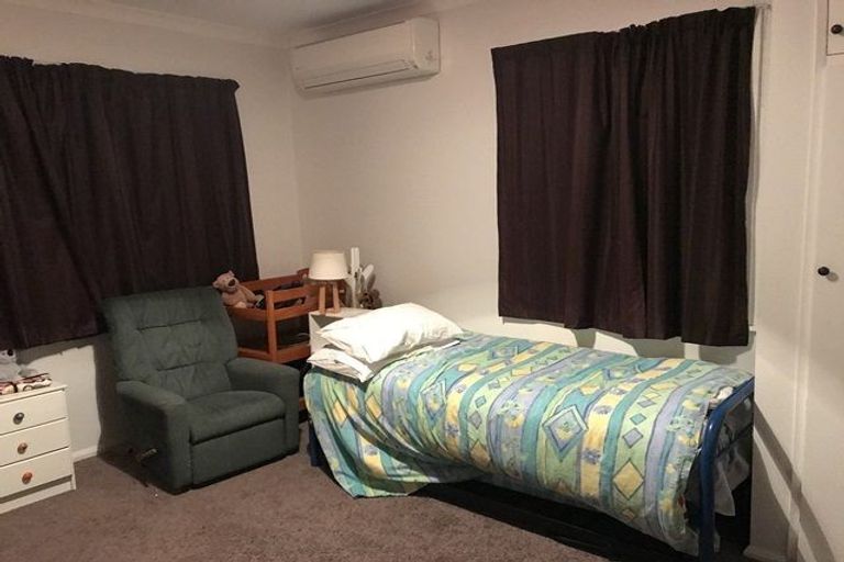 Photo of property in 21 Featherston Street, Takaro, Palmerston North, 4412