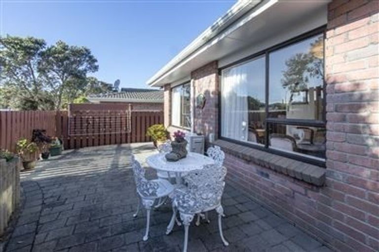 Photo of property in 4f2 Stewart Drive, Newlands, Wellington, 6037