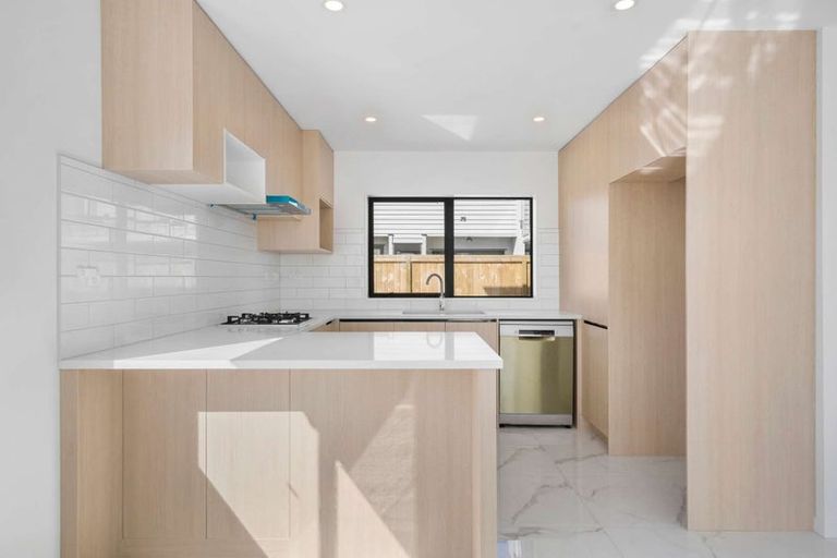 Photo of property in 21c Kingdale Road, Henderson, Auckland, 0610