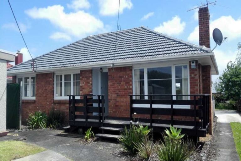 Photo of property in 9 Kirrie Avenue, Te Atatu South, Auckland, 0610