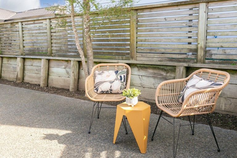 Photo of property in 11a Pinkerton Grove, Newlands, Wellington, 6037