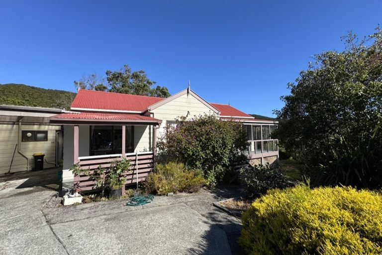 Photo of property in 56 Woodhouse Avenue, Karori, Wellington, 6012