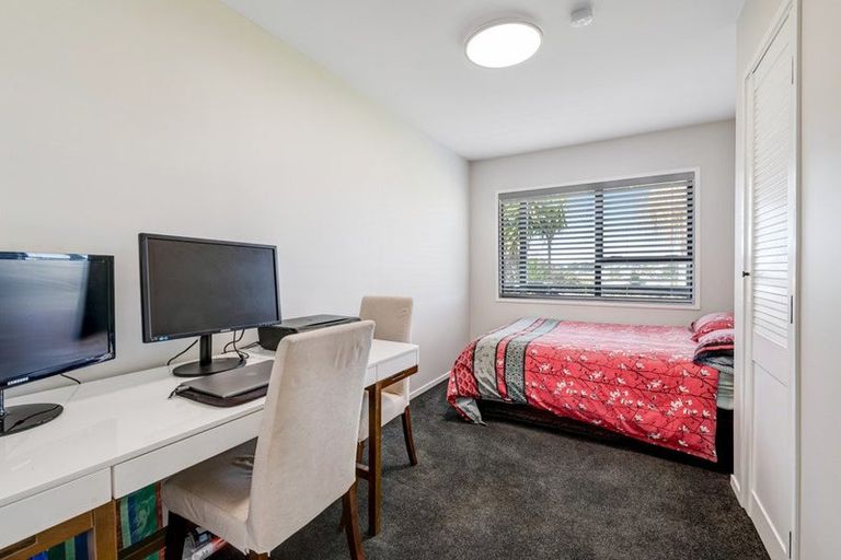 Photo of property in 15 Leiden Place, Totara Vale, Auckland, 0629