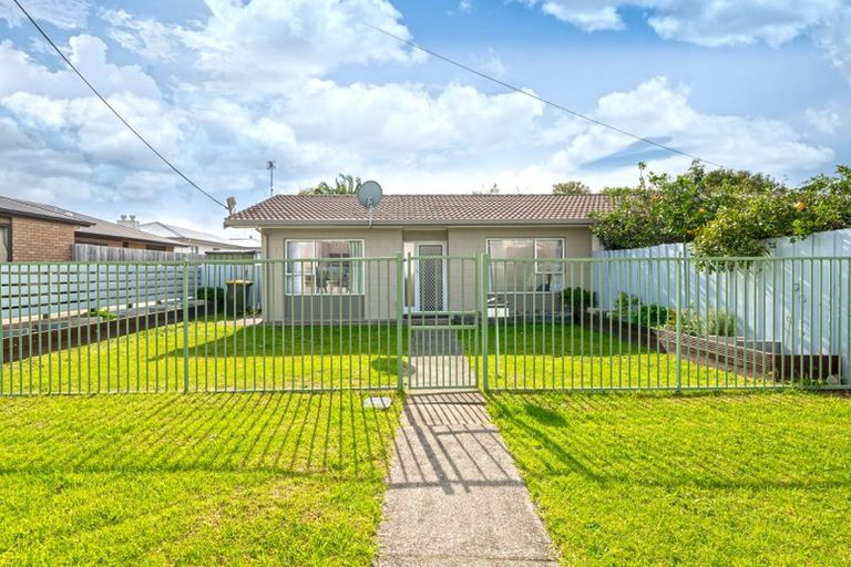 Photo of property in 3/1 Tawa Road, Te Atatu Peninsula, Auckland, 0610