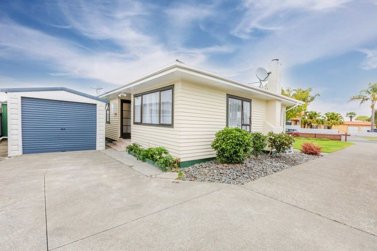 Photo of property in 2 Howard Road, Taradale, Napier, 4112