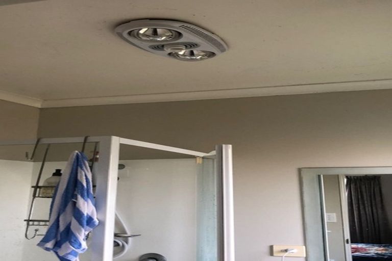 Photo of property in 1 Rixon Place, Te Atatu Peninsula, Auckland, 0610