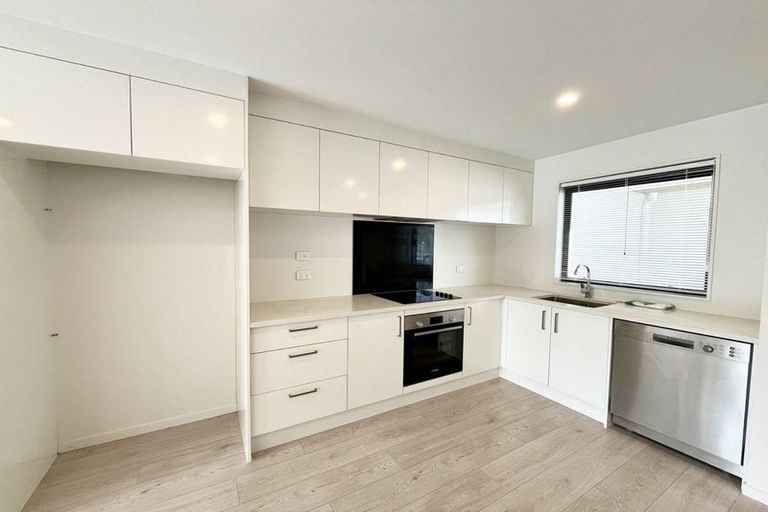 Photo of property in 1/98 Lincoln Park Avenue, Massey, Auckland, 0614