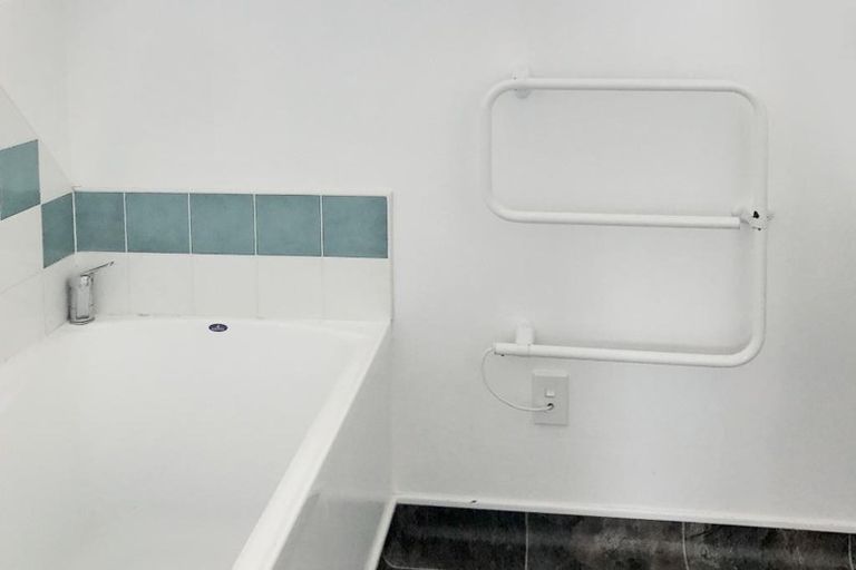 Photo of property in 1 Kinapori Terrace, Newlands, Wellington, 6037