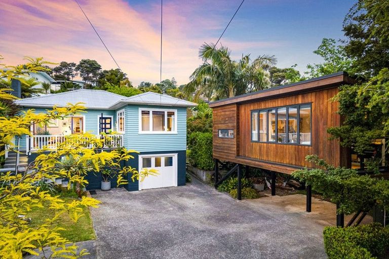 Photo of property in 18 Derwent Crescent, Titirangi, Auckland, 0604