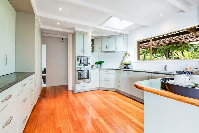 Photo of property in 10 Chelverton Terrace, Red Beach, 0932