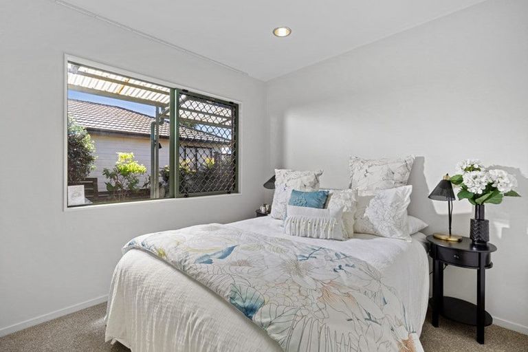 Photo of property in 18 Edgeworth Road, Glenfield, Auckland, 0629