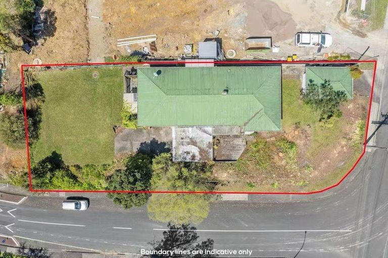 Photo of property in 84 Awaroa Road, Sunnyvale, Auckland, 0612
