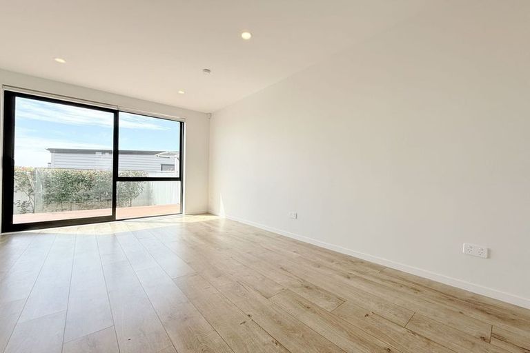 Photo of property in 4/737 East Coast Road, Browns Bay, Auckland, 0630