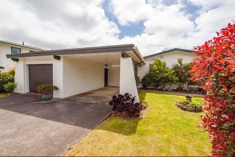 Photo of property in 100 Churton Drive, Churton Park, Wellington, 6037