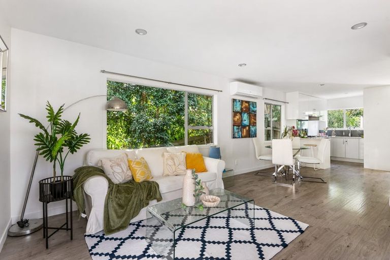 Photo of property in 16 Dunraven Place, Torbay, Auckland, 0630