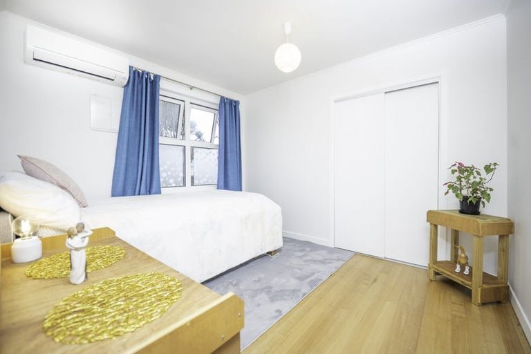 Photo of property in 15 Enderby Drive, Te Atatu Peninsula, Auckland, 0610