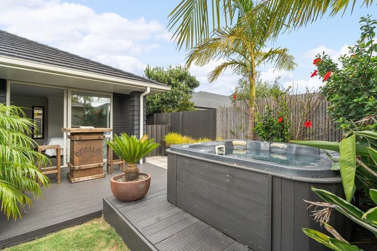 Photo of property in 38 Hiria Crescent, Papamoa Beach, Papamoa, 3118