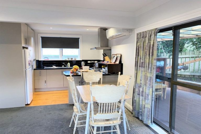 Photo of property in 118b Newlands Road, Newlands, Wellington, 6037